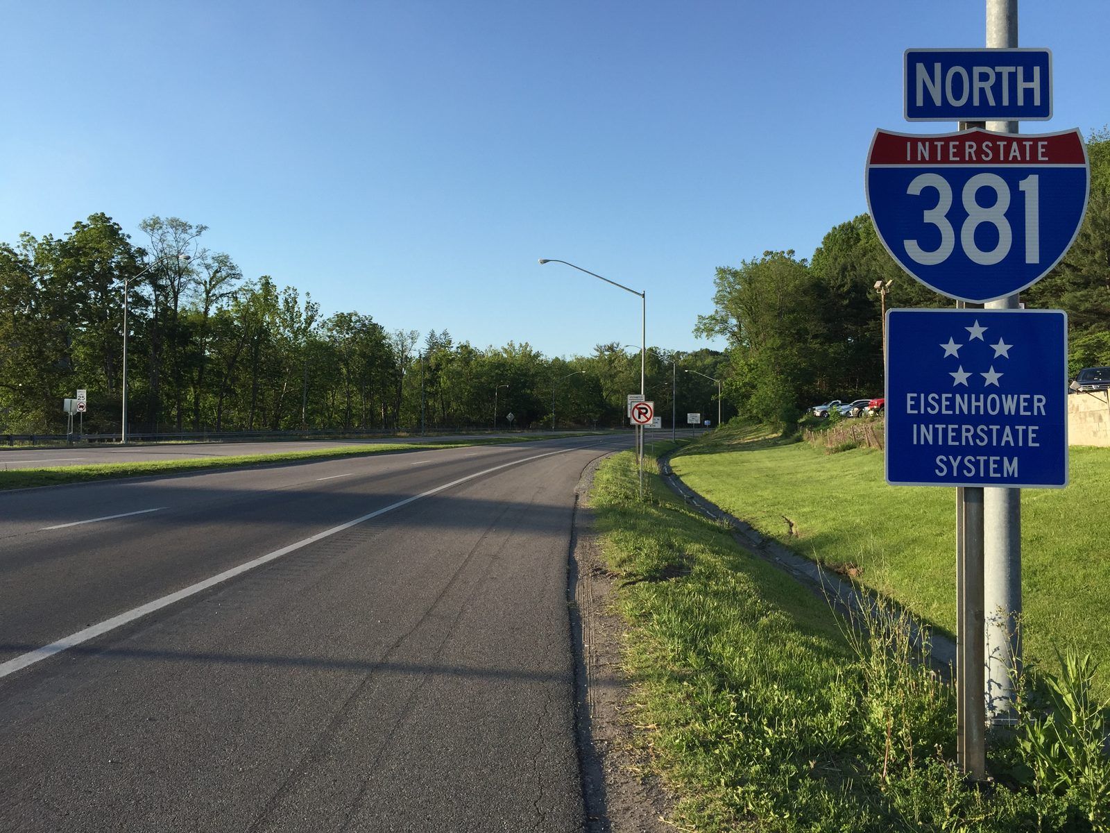 2017-05-16 19 20 51 View north at the south end of Interstate 381 at Church Street in Bristol, Virginia